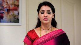 Avalum Naanum S01E38 Thiya Gets Distressed Full Episode