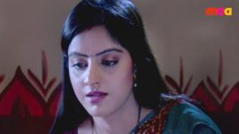 Eetaram Illalu S01E18 Sandhya puts mehendi on Surya Full Episode