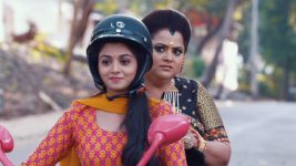 Jiji Maa S01E32 Uttara on Falguni's Scooty! Full Episode
