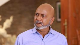 Kaatrukkenna Veli S01E38 Soumya Seeks Mahadevan's Help Full Episode