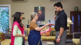 Lalit 205 (Star Pravah) S01E172 Sumitra Gives Rishabh a Letter Full Episode