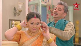 Mere Angne Mein S08E17 Raghav Gets a Gajra for Khusiya Full Episode