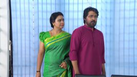 Neelakuyil S01E194 Radhamani wants a Divorce Full Episode
