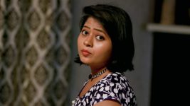 Neelakuyil S01E37 Swathi Troubles Chittu Full Episode