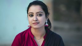 Nenjam Marapathillai S01E08 Sathya in Trouble! Full Episode