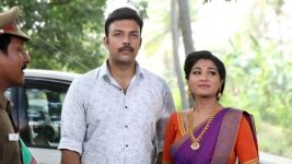 Nenjam Marapathillai S01E284 Saranya, Vikram Feel Elated Full Episode