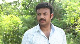 Nenjam Marapathillai S01E288 Vikram Looks for Saranya Full Episode
