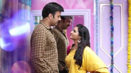 Nenjam Marapathillai S01E296 Saranya, Vikram's Romantic Time Full Episode