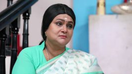 Nenjam Marapathillai S01E355 Akhilandeshwari Recovers Full Episode