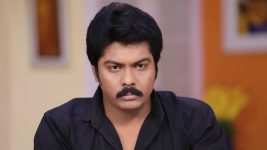Ponmagal Vanthaal S01E68 Gautham Gets Uncomfortable Full Episode