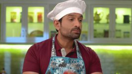 Shatada Prem Karave S01E07 Unmesh Cooks for Sayali Full Episode