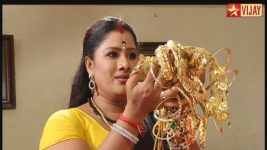 Deivam Thandha Veedu S14E25 Bhanumathy's new treasure Full Episode