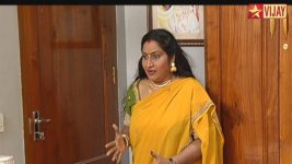 Deivam Thandha Veedu S14E27 Malathi sneaks in slyly! Full Episode