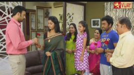 Kalyanam Mudhal Kadhal Varai S03E04 Arjun gives Priya a rose Full Episode