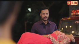 Kalyanam Mudhal Kadhal Varai S06E23 Arjun carries Vandhana out Full Episode