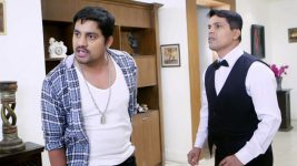 Kulaswamini S02E12 Rajas Assaults A Waiter Full Episode