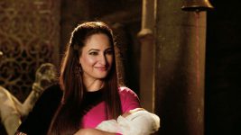 Naagin (Colors tv) S03 E89 Sumitra takes away Vish's child