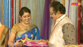Ramulamma S03E32 Raja Distributes Gifts Full Episode