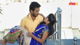 Sashirekha Parinayam S04E03 Abhi Carries Sashi in his Arms Full Episode