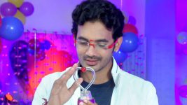 Sashirekha Parinayam S10E09 Abhi Receives a Present Full Episode