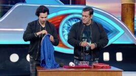 Bigg Boss (Colors tv) S12 E05 Sultan does the Sui Dhaaga challenge!