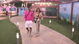 Bigg Boss (Colors tv) S07 E70 Using the mouth to grab the items