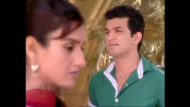 Miley Jab Hum Tum S06 E32 Mayank gives Nupur the necklace