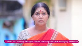 Lakshana S01 E550 Shakuntala slapped Shweta in the middle of the road