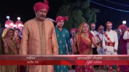 Diya Aur Baati Hum S01E11 Sooraj consoles Santosh Full Episode