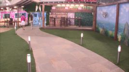 Bigg Boss (Colors tv) S07 E97 Using the mouth to grab the items
