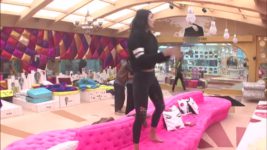 Bigg Boss (Colors tv) S09 E102 Rishabh and Rochelle get to meet public for vote appeal.